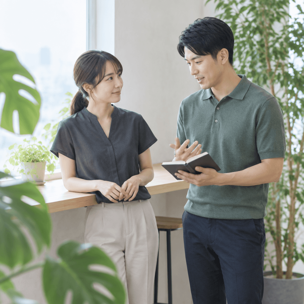ノートを見ながら相談する二人